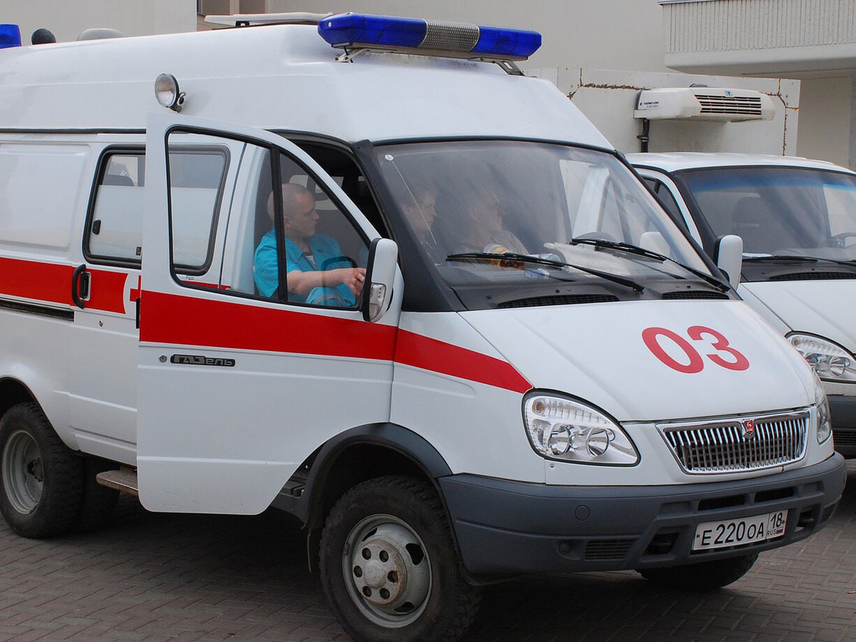 В Минздраве Удмуртии опровергли задержку скорой в Ижевске  Министерство дало комментарии по ситуации с пятичасовой задержкой экипажа скорой помощи изданию «КП-Ижевск».  «Информация, приведенная в посте, частично не соответствует действительности. Вызов поступил в 10:15, в 13:15 бригада была на месте. Повод к вызову «повышение температуры тела» не является экстренным, по закону он может быть обслужен в течение нескольких часов, в порядке очереди», – заявили в ведомстве.  В Министерстве также подчеркнули, что у пациента была температура 37,5°. Врачи поставили предварительный диагноз и предложили доставить ребенка в больницу. В госпитализации было отказано.    Следственный комитет между тем проводит свою проверку публикации с жалобами на ижевских медиков.   #Ижевск