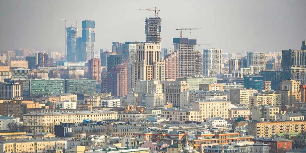 В Москве разрабатывают проект предварительного национального стандарта Документ унифицирует формирование ведомостей объемов работ на основе цифровых информационных моделей ЦИМ По словам Владимира Ефимова заместителя мэра Москвы по вопросам градостроительной политики и строительства предстандарт позволит синхронизировать подходы к формированию данных повысить сопоставимость расчетов и подготовить основу для дальнейшей автоматизации процессов на всех этапах жизненного цикла проекта   Единые требования создадут базу для накопления и анализа данных по реализуемым объектам что в перспективе повысит качество управленческих решений Это также откроет возможности для более точного прогнозирования стоимости и сроков строительства а значит снизит риски для всех участников инвестиционно строительного процесса Владимир Ефимов заместитель мэра Москвы по вопросам градостроительной политики и строительства Цифровое строительство MAX регулирование ТИМ москва