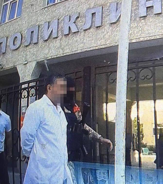 Хирургу Моздокской ЦРБ вменили новый эпизод получения взятки Полицейские выявили дополнительный факт получения взятки врачом хирургом Моздокской центральной районной больницы сообщает пресс служба МВД по Северной Осетии По данным ведомства в апреле 2025 года подозреваемый получил через посредника 130 тыс рублей Деньги были переданы за внесение ложных сведений в историю болезни и ускорение процесса оформления инвалидности 49 летней местной жительницы Ранее сообщалось что 56 летний медработник подозревается в 10 эпизодах получения взяток более чем на 220 тыс рублей Мужчине инкриминируют ч 3 ст 290 УК РФ получение должностным лицом взятки за незаконные действия Крылья TV