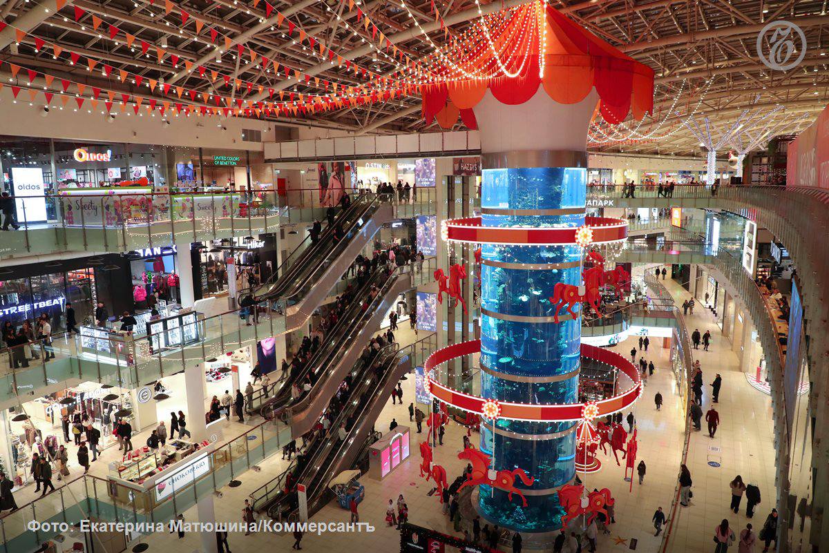 Очередная теплая зима в центральной части России не радует фешен ритейлеров начиная с середины осени в офлайн магазинах сокращаются розничные продажи зимней одежды Так объемы реализации в рознице пальто снизились на 9 год к году курток на 8 шапок на 5 У маркетплейсов напротив наблюдается рост что по мнению традиционных ритейлеров связано с многочисленными скидками и промоакциями онлайн платформ С приближением новогодних праздников и появлением устойчивого снежного покрова на большей части страны отложенный спрос будет реализован и в декабре стоит ожидать более высоких показателей продаж считают аналитики Ъузнал