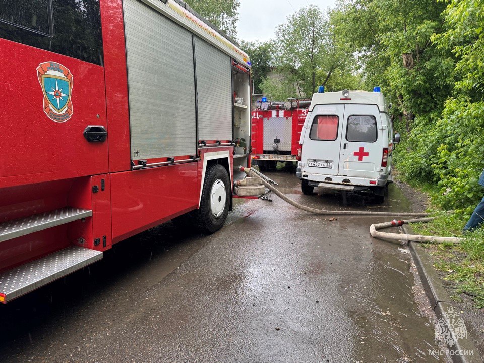 В Барнауле ликвидирован пожар По улице 1-Западная в результате пожара в квартире на первом этаже пятиэтажного многоквартирного дома травмировано два человека, женщина и маленький ребёнок, госпитализированы. Пожар ликвидирован на площади порядка 10 кв.м. горело напольное покрытие, личные вещи, обогреватель . Самостоятельно из соседних квартир вышли 10 человек. В работе были задействованы 8 человек личного состава противопожарной службы. ‼Предварительная причина случившегося — нарушение правил эксплуатации электрооборудования произошло короткое замыкание в электрообогревателе . Весенняя погода не отличается теплом и приходится пользоватся печным отоплением и обогревателями, но это не повод забывать о правилах пожарной безопасности. МЧС России призывает граждан быть внимательными, не оставлять печи и электроприборы без присмотра, следить за их исправностью.
