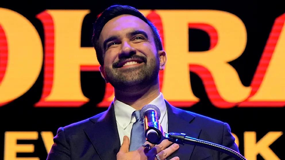 Нью Йорк для всех Новый мэр Мамдани представил свой план преобразования города Новый мэр Нью Йорка 34 летний социалист Зохран Мамдани пообещал превратить мегаполис в город доступный для всех и уже представил первые пункты своей программы Его план предполагает масштабные социальные реформы которые критики называют утопическими а сторонники шансом на новую эпоху для Нью Йорка Одна из главных инициатив Мамдани бесплатный общественный транспорт Он хочет сделать все автобусные маршруты внутри города бесплатными и расширить сеть выделенных полос Кроме того мэр намерен ввести бесплатные детские сады для семей с детьми до пяти лет и открыть городские продовольственные магазины с минимальной наценкой Экономисты предупреждают что подобные эксперименты в США уже проваливались например в Канзас Сити такие магазины закрылись из за убытков и краж Отдельное внимание Мамдани уделяет жилью он пообещал заморозить рост арендных ставок и строить новый доступный жилой фонд Оплатить все это мэр планирует за счет повышения налогов для богатых и крупных компаний на 2 процентных пункта для миллионеров и до 11 5 для бизнеса Эксперты предупреждают что такие меры могут отпугнуть инвесторов и привести к бегству компаний из города В сфере безопасности Мамдани хочет сократить роль полиции и передать часть ее функций социальным службам Реализовать амбициозную программу новому мэру будет непросто поскольку для налоговых изменений ему нужно согласие губернатора штата Кэти Хокул которая уже заявила что повышать налоги не намерена BILD Russian