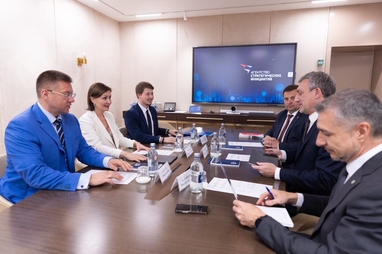 Вместе с Агентством стратегических инициатив утвердили план из более чем 40 мероприятий для поддержки семьи, рождаемости и многодетности. Каждая инициатива имеет чёткую цель: создать комфортные условия для родителей, детей и будущих поколений. Среди конкретных мер: во-первых, увеличиваем региональный материнский капитал в 2 раза с рождения четвёртого ребёнка. Во-вторых, семьи с четырьмя и более детьми освобождаются от транспортного налога. Региональный материнский капитал семьи будут получать при рождении третьего и последующего ребёнка, средства семьи смогут тратить по своему усмотрению. На особом контроле вопрос выдачи жилья многодетным молодым семьям, участвующим в программе по улучшению жилищных условий.