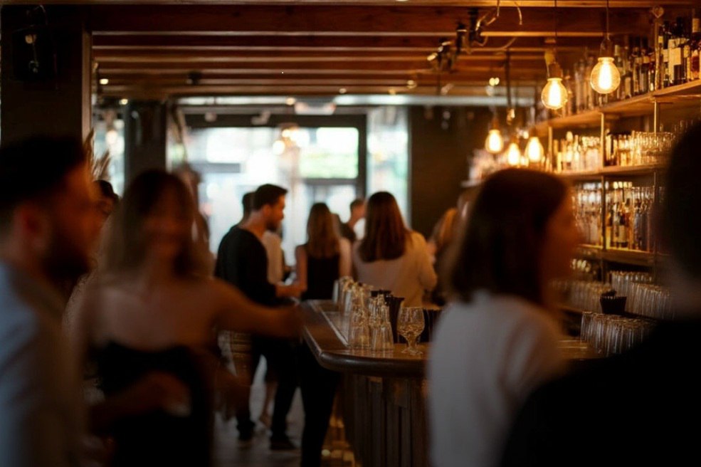 Новосибирск получит право запрещать продажу алкоголя по ночам в любых барах и ресторанах Депутаты Государственной Думы внесли законодательную инициативу которая может существенно изменить подход к регулированию ночной жизни в городах включая Новосибирск Законопроект предполагает поправки в Федеральный закон О государственном регулировании производства и оборота этилового спирта алкогольной и спиртосодержащей продукции и об ограничении потребления распития алкогольной продукции Его ключевая цель расширить полномочия субъектов Российской Федерации в сфере ограничения розничной продажи алкоголя в заведениях общественного питания Подробнее читайте по ссылке     INFOPRO54 Иллюстрация создана с помощью нейросети Шедеврум