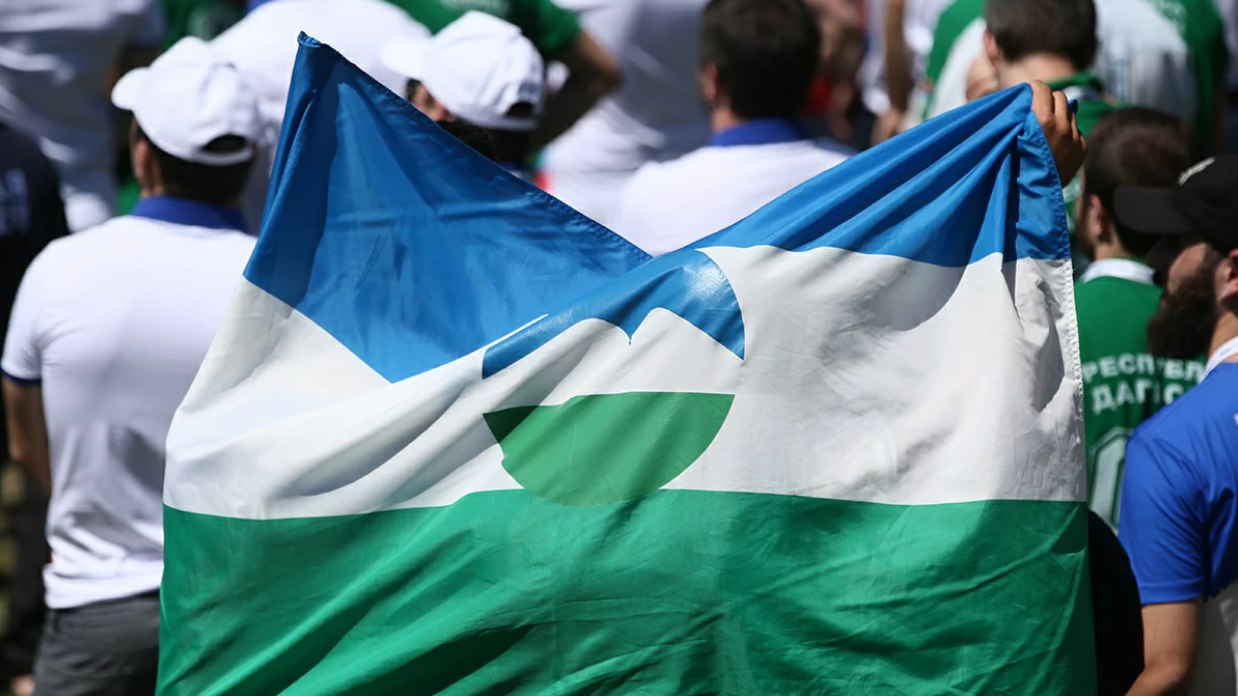 В регионах начали создавать экспертные площадки по социальной архитектуре В Кабардино Балкарии создадут первую в России окружную экспертную площадку по социальной архитектуре При этом работать она будет на базе центра Машук в Пятигорске Проект станет пилотным и в дальнейшем может быть масштабирован на другие регионы Северо Кавказского федерального округа Во время стратегической сессии в Нальчике начальник департамента по реализации общественных проектов аппарата полпреда президента РФ в СКФО Андрей Карпов отметил что для Кавказа приоритетны проекты по укреплению межнациональных и межконфессиональных отношений и сохранению исторической памяти Он напомнил что 2026 год объявлен Годом единства народов России а стратегия государственной национальной политики до 2036 года делает акцент на совместную работу власти и общественных организаций Что то на Ставропольском в MAX