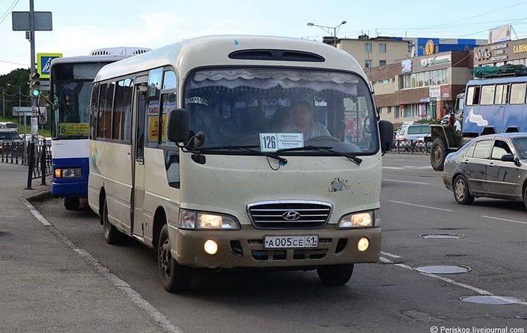 В Вилючинске планируют вернуть автобусный маршрут №126   Глава региона поручил замминистра транспорта и главе Вилючинска оперативно решить вопрос с повышением транспортной доступности жителей района Рыбачий.  "Поручил оперативно состыковать междугородний маршрут №124к и муниципальный №8. Сейчас жители по приезде из краевой столицы долго ждут на остановках для того, чтобы уехать в Рыбачий. Отработать данный вопрос необходимо уже на этой неделе. Кроме того, важно восстановить маршрут автобуса № 126к. Возможно, стоимость его, если учесть инфляцию, будет несколько дороже. Для определения конечной стоимости Минтранс будет проводить переговоры с перевозчиками. При этом важно отметить, что глава Вилючинска обсудит с местными жителями итоговую цену и в случае востребованности маршрута, его возвратят на линию", - сказал Губернатор Камчатского края Владимир Солодов.  Замминистра транспорта Михаил Передерий пообещал, что встреча с предпринимателями по вопросу восстановления маршрута пройдет на этой неделе.   "После встречи объявим конкурс. В случае положительного решения и определения перевозчика автобус будет запущен во второй половине октября", - сказал Михаил Передерий.  Глава Камчатского края также подчеркнул, если вопрос возобновления маршрута не будет решён через конкурс, данную задачу будет решать муниципальное предприятие.