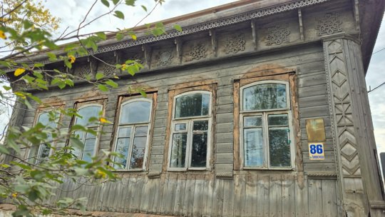 При реставрации старинного дома в Боровске нашли следы боев В деревянных стенах застряли осколки снаряда Как пишет группа Инициативный Боровск сейчас реставрируют объект культурного наследия Купеческий дом в котором жила семья драматурга А Н Ягодина кон XIX нач XX вв расположенный на улице Коммунистической Реставраторы нашли в бревнах фасада здания осколки снаряда который разорвался в ходе боев на территории Боровска в октябре 1941 январе 1942 годов
