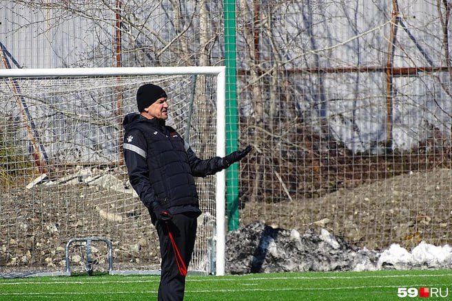 В ФК «Амкар Пермь» все-таки сняли с должности главного тренера Андрея Блажко. Кто будет новым тренером, пока не озвучили. В этом сезоне ФК «Амкар Пермь» возглавляет турнирную таблицу Второй лиги Дивизиона «Б». При этом после 13 туров команда опережает ближайшего конкурента «Химика» на три очка. У команды не было ни одного поражения. «Андрей Блажко покидает пост главного тренера ФК „Амкар Пермь“. Спасибо за работу и вклад в красно-чёрную историю! Желаем успехов в дальнейшей карьере!» — написали сегодня в телеграм-канале пермского футбольного клуба. Президент клуба объяснил решение тем, что не удалось сохранить костяк и зимой команду покинули 15 человек. Также Дмитрий Мартынов анонсировал обновления в составе футболистов. Болельщики, что думаете по этому поводу?