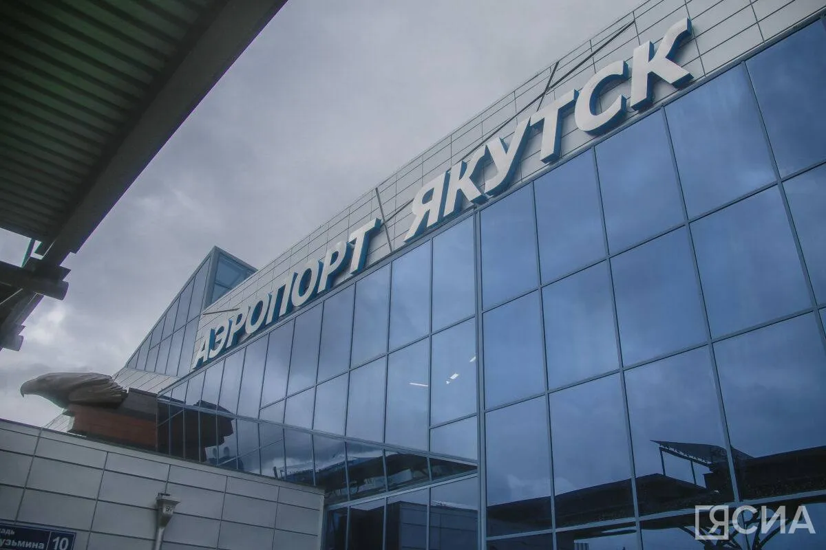 Международный терминал аэропорта Якутска реконструируют в рамках мастер плана столицы Проект модернизации международного терминала реализуется во исполнение поручения президента РФ Владимира Путина в рамках мастер плана Якутска Ранее в 2023 году в аэропорту завершили реконструкцию ВПП по нацпроекту Комплексный план модернизации и расширения магистральной инфраструктуры Сегодня развитие транспортной инфраструктуры продолжается в рамках новых нацпроектов Инфраструктура для жизни и Эффективная транспортная система также инициированных Президентом Многие часто летают в другие регионы и за границу Современный терминал сделает поездки удобнее сократит время процедур Якутск становится более открытым для туристов и бизнеса это скажется на экономике и качестве жизни отметил житель Якутска Леонид Арсеньев Что изменится Площадь терминала вырастет более чем вдвое с 5 5 до 12 8 тыс кв м Пропускная способность до 200 пассажиров в час сейчас 100 Прохождение границы для широкофюзеляжного судна не более 3 часов Беспосадочные направления Харбин Пекин Бангкок Хошимин Пхукет Алматы Бишкек Улан Батор и другие Ожидаемый пассажиропоток до 60 тыс человек в год Проект предусматривает телескопический трап и универсальность обслуживание международных и внутренних рейсов Ведется разработка проектных решений завершение в октябре 2026 года Мастер план Якутска утвержден в феврале 2025 года по поручению президента для подготовки к 400 летию города в 2032 году Все новости Яестьновость Обсудить Читайте нас в MAX