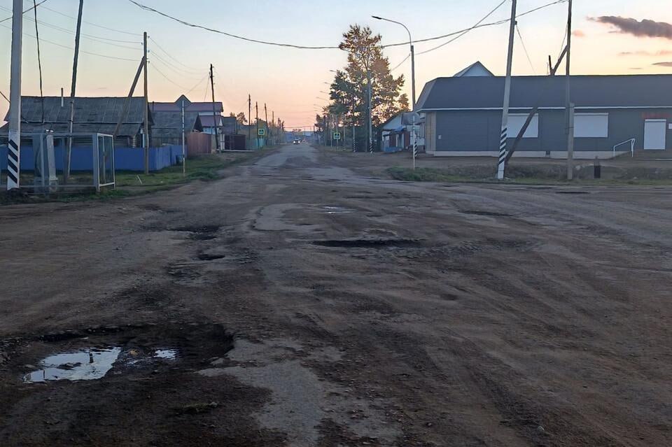 В Газимуро Заводском районе проверяют дороги после жалоб на школьные маршруты Прокуратура округа инициировала проверку после сообщений в СМИ о том что школьные маршруты прекратили работу из за неудовлетворительного состояния дорог В проверке участвуют специалисты ГИБДД Будет оценено соблюдение требований законодательства по содержанию дорог обеспечение безопасности дорожного движения По итогам пообещали принять меры прокурорского реагирования устранить выявленные нарушения защитить право детей на доступ к образованию привлечь виновных к ответственности Фото из tg канала краевой прокуратуры ZAB RU