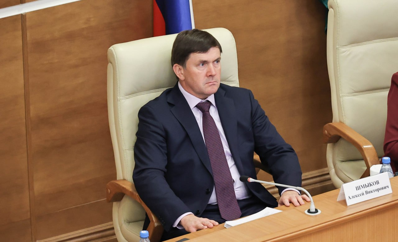 Выступление в ЗакСО Первого замгубернатора Свердловской области Алексея Шмыкова прошло в щадящем режиме. Депутатам не разрешили задавать ему вопросы. Вместо него на вопросы стал отвечать врио Губернатора Денис Паслер. Спикер ЗакСо Людмила Бабушкина намекнула, что рассчитывает на сохранение Шмыкова в Правительстве: «Мы так же конструктивно будем с Вами работать в дальнейшем и при принятии бюджета следующего года».
