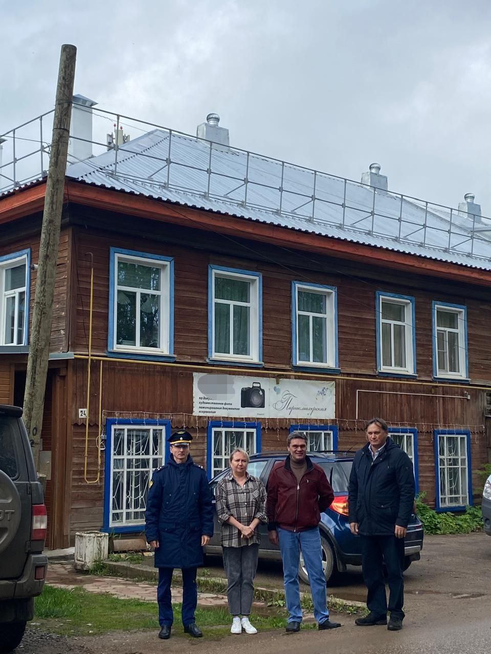 #прокуратураПомогает В Неме благодаря принятым мерам прокурорского реагирования региональный Фонд организовал завершение капремонта многоквартирного дома Прокуратура Немского района установила, что организация – подрядчик отказалась от завершения капитального ремонта общего имущества многоквартирного дома № 24 по ул. Новой пгт #Нема. Пресекая бездействие и факт срыва запланированных мероприятий, прокурор Немского района внес в региональный Фонд представление, потребовал организовать работы по завершению капитального ремонта крыши и фундамента многоквартирного дома. Благодаря принятым мерам прокурорского реагирования региональный оператор привлек к проведению ремонта нового добросовестного подрядчика, который завершил ремонт объекта. В отношении прежней строительной организации заказчиком приняты штрафные санкции. Надзорное сопровождение реализации мероприятий по капитальному ремонту общего имущества многоквартирных домов в Кировской области продолжается.