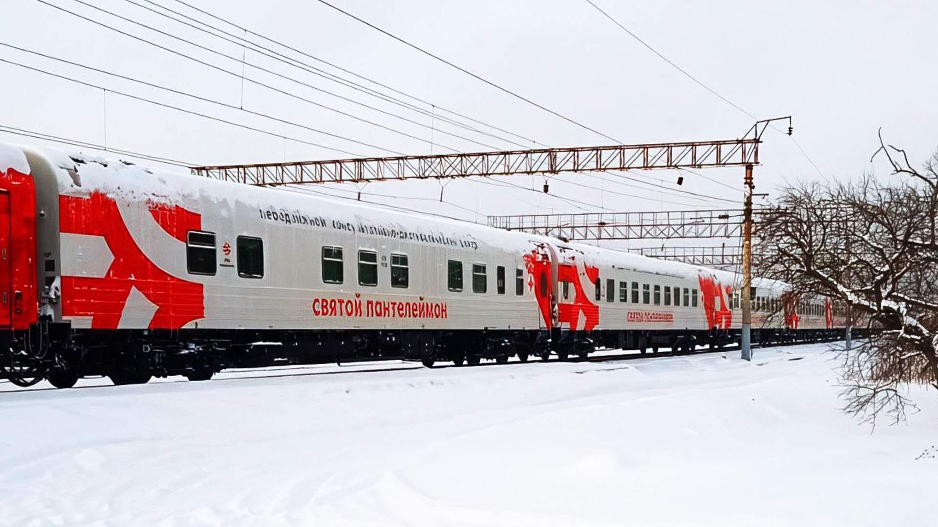Медицинский поезд Святой Пантелеймон отправится в труднодоступные сёла в декабре Передвижной консультативно диагностический поезд Святой Пантелеймон вновь отправится в труднодоступные районы Хабаровского края и жители удалённых посёлков не имеющие возможности регулярно посещать крупные клиники смогут получить комплексную медицинскую помощь Проект реализуется в рамках национального проекта Продолжительная и Работать в Хабаровском крае медпоезд будет с 18 по 25 декабря За это время он совершит пять остановок Первым местом приёма пациентов станет посёлок Литовко 18 декабря далее Мылки 19 декабря Пивань 20 декабря Высокогорный 21 и 22 декабря и Токи 24 и 25 декабря Приём будет вестись терапевтами педиатрами эндокринологами урологами стоматологами и др Пациенты смогут пройти широкий спектр медицинских обследований включая рентгенографию флюорографию маммографию абсолютно бесплатно при наличии паспорта полиса ОМС и СНИЛС
