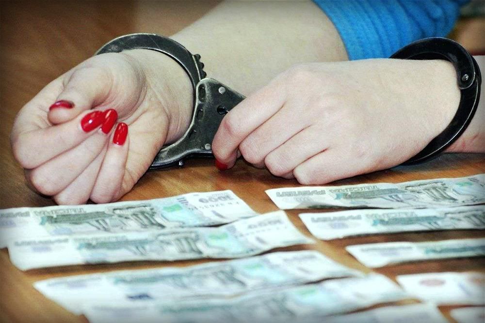 В Приморье 7 медиков благодаря смекалке бухгалтера незаконно повысили себе заработную плату и стали богаче на 46 млн рублей  64-летняя жительница Надеждинского района разработала схему незаконного обогащения и вовлекла в противоправную деятельность еще семерых сотрудников учреждения. На банковские счета соучастников осуществлялось перечисление необоснованно завышенной заработной платы.   Впоследствии члены группы обналичивали денежные средства со своих счетов, часть присваивали, а часть средств передавали главному бухгалтеру в личное пользование.   За четыре года злоумышленникам удалось незаконно получить от государства 46 млн рублей.  Участники группы были уволены из медучреждения и стали фигурантами уголовного дела ч. 4 ст. 159 УК РФ. Им грозит лишение свободы на срок до десяти лет со штрафом.  Решения суда подсудимые будут ждать, находясь под подпиской о невыезде и надлежащем поведении.