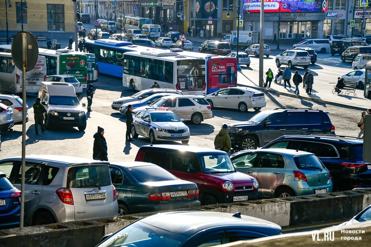 Жители Владивостока в последние дни всё чаще жалуются на автомобили, которые запарковывают площадь Семёновскую, несмотря на запрещающие знаки и автобусную остановку. Легковые автомобили вообще не имеют права въезжать на территорию площади, однако встают в три-четыре ряда – не только вдоль ТЦ Clover House, но и практически посередине площади, куда подъезжают автобусы для высадки и посадки пассажиров. Из-за этого сюда стали наведываться инспекторы ГАИ, но рейды особых результатов не приносят – водители не боятся парковаться даже рядом с полицейскими.