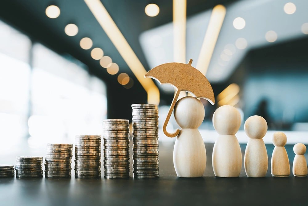 Нравится тратить здесь и сейчас Только треть россиян откладывают деньги На так называемую подушку безопасности откладывают деньги 32 опрошенных россиян Для многих она ассоциируется с чувством стабильности и защиты от неожиданных расходов На втором месте покупка техники и электроники 30 на третьем отпуск и путешествия 24 Однако большинство россиян все же любят жить по принципу здесь и сейчас и не верят в долгосрочное планирование В современных экономических реалиях где многое меняется стремительно а жизнь постоянно ускоряется такая позиция выглядит оправданной поясняет эксперт Частично нежелание формировать финансовую подушку связано с негативным опытом старшего поколения которое фактически потеряло накопления из за рекордной инфляции в 1990 1992 годах У некоторых суммы позволяли купить квартиру машину и обеспечить безбедную старость но эти средства были обесценены Доверие к накоплениям подрывают и мошенники rg ru 2025 11 06 issledovanie finansovaia podushka bezopasnosti est lish u 32 rossiian html tgm А вы копите деньги да у меня есть подушка безопасности нет трачу все средства сразу Подписаться на Российскую газету в Читать нас в MAX