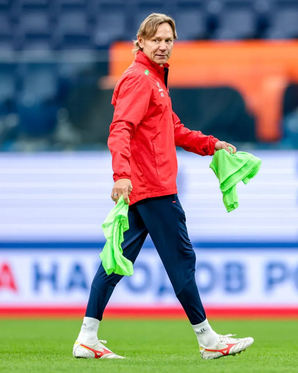 Валерий Карпин Сафонову будет тяжело перестроиться после финала Лиги чемпионов Главный тренер сборной России прокомментировал состав команды на весенне летние сборы Валерий Георгиевич в окончательном списке всего на четыре футболиста меньше чем в расширенном Почему Если мы говорим о полевых игроках то в итоговом списке 28 человек При этом нам известно о некоторых проблемах со здоровьем ряда футболистов Неясно доедут ли они и смогут ли принять участие в матчах Поэтому подстраховались и назвали 28 игроков чтобы был запас если кого то не сможем использовать на этом сборе Не вызваны на сбор Литвинов и Соболев которые неплохо проявили себя в сезоне С чем это связано С тем о чем я сказал ранее Есть нюансы У нас есть информация об их состоянии поэтому решили дать им восстановиться На сбор вызван 18 летний Амир Ибрагимов Общались ли с ним до вызова и что можете сказать об этом игроке Да конечно Мы предварительно общались и уже по итогам этого общения решили пригласить его на сбор Что касается игровых качеств Амира то лучше обсудить их после сбора Часть игроков участвует в суперфинале Кубка России и пропустит несколько дней сбора Рассчитываете на них в матче с Египтом Да рассчитываем Финал Кубка 24 мая матч с Египтом 28 го Есть четыре дня За это время они восстановятся и смогут принять участие Возможно не с первых минут но выйти на замену да Не жаловались ли футболисты что сбор такой длинный с учётом отпуска По поводу недовольства не знаю ко мне никто не обращался РФС договорился и нашёл трех соперников чего давно не было Хорошо что нашли Насколько показателен для вас матч с Египтом как с участником чемпионата мира Очень показателен Конец сезона многие футболисты возможно устали Как их мотивировать Что касается усталости я не понимаю такого подхода Конец сезона это просто название Наши игроки в декабре отдыхали 30 40 дней Говорить что они устали после примерно 15 официальных матчей с января по май абсурд Игроки в европейских чемпионатах играют с августа без пауз по 10 11 месяцев У нас же в клубах это скорее начало сезона три месяца соревновательного периода март апрель май Говорить об их усталости смешно А если говорить о Матвее Сафонове и его невызове Вопрос не в его усталости а в том что он дошёл до финала Лиги чемпионов который состоится 30 го мая В случае удачного для клуба исхода будет эйфория после победы а в случае поражения будет огромное разочарование Я с ним общался и мы решили что будет психологически тяжело перестроиться после такого финала