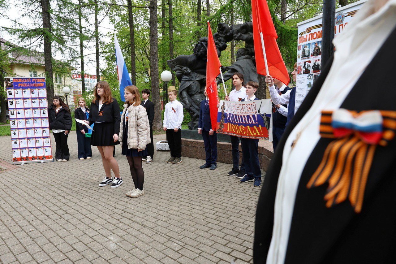 Митинг памяти прошел в Мытищах у памятника труженикам силикатного завода Митинг, посвященный 80-летию Победы в Великой Отечественной войне, состоялся сегодня у монумента в память о погибших рабочих завода силикатного кирпича, погибших при взрыве в октябре 1943 года. Памятник установлен на месте бараков завода силикатного кирпича, откуда люди уходили на фронт и на последнюю рабочую смену. Взрыв на заводе, производившем мины для фронта диверсия , унес жизни 42 человек. На фронте погибло 32 работника завода. Депутат Совета депутатов городского округа Мытищи Вячеслав Муравьев отметил, что почтить память погибших земляков собрались сегодня не только работники завода, ветераны, но и ученики двух школ. «Они будут нести Вахту Памяти все эти дни, которые предшествуют великому празднику», – подчеркнул Вячеслав Алексеевич. Член комиссии по патриотическому воспитанию Совета ветеранов органов внутренних дел МУ МВД России «Мытищинское», координатор Союза десантников России по городскому округу Мытищи, подполковник милиции в отставке Станислав Шамков отметил, что отдавая дань памяти подвигу наших предков, мы смотрим с надеждой и на бойцов, которые в наши дни стоят на защите рубежей нашей Родины, повторяя подвиг своих дедов и прадедов. «Наши ветераны на постоянной основе приходят в образовательные учреждения округа и делают все, чтобы подрастающее поколение помнило то, что они являются наследниками великой Победы, завоеванной миллионами жизней, – подчеркнул он. – Мы должны помнить и чтить подвиг наших великих предков». Собравшиеся почтили память отстоявших мир в год Великой Отечественной войны минутой молчания и возложили цветы к монументу. #мытищи_новости