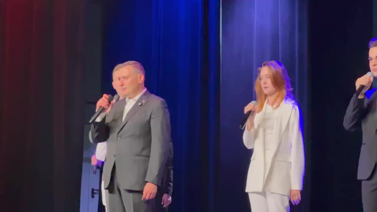 Фестиваль «Созвездие Первых» в Курске: Александр Хинштейн и молодёжь исполняют «День Победы»