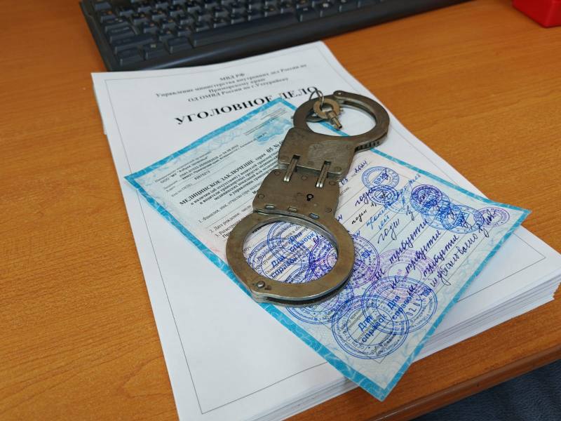 В Приморье полиция закончила расследование уголовного дела о пособничестве в сбыте поддельных медицинских заключений Дознавателем отдела МВД России по городу Уссурийску окончено производство по уголовному делу, возбужденному в отношении 31-летнего местного жителя по признакам преступления, предусмотренного частью 5 статьи 33, частью 1 статьи 327 Уголовного кодекса Российской Федерации «Пособничество в сбыте поддельных официальных документов». В ходе расследования установлено, что в период времени с конца января по октябрь 2024 года мужчина вступил в сговор с неустановленным лицом о содействии в сбыте поддельных медицинских заключений об отсутствии у граждан медицинских противопоказаний и ограничений к управлению транспортными средствами. В целях привлечения клиентов он разместил в медиа-пространстве рекламную информацию об оказании помощи в оформлении медицинских комиссий для последующего получения водительского удостоверения без фактического прохождения медицинских осмотров за денежное вознаграждение. Для реализации своего умысла фигурант арендовал офисное помещение, где оказывал услуги гражданам. За каждое реализованное поддельное медицинское заключение приморец получал денежное вознаграждение в размере 500 рублей. Готовые поддельные документы доставлялись с помощью курьерской службы и передавались гражданам в арендованном им офисе. Полученные фиктивные медсправки граждане предъявляли в подразделения Госавтоинспекции вместе со всем пакетом документов, необходимых для выдачи или замены водительского удостоверения. Выявленные сотрудниками полиции документы с признаками подделки изымались, а граждане, их предоставившие, становились фигурантами уголовных дел, предусмотренных частью 3 статьи 327 УК РФ. В настоящее время расследование завершено. Доказана причастность обвиняемого к совершению преступления. Уголовное дело с утвержденным прокурором обвинительным актом передано в суд для рассмотрения по существу. Полиция Приморья