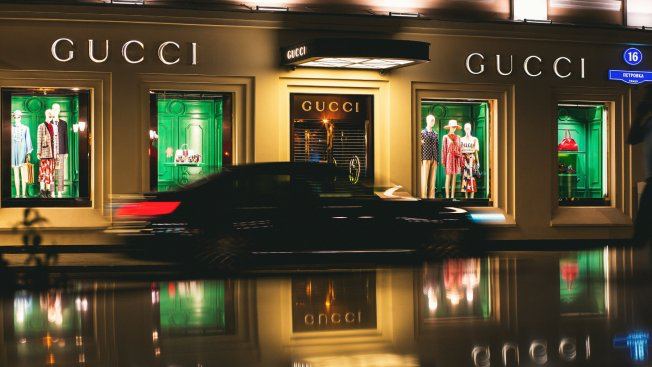 Согласно отчету модного конгломерата Kering, продажи Gucci упали на 25% во II квартале 2025 года до €1,46 млрд. В марте в модном доме сменился креативный директор — им стал Демна Гвасалия, ранее возглавлявший Balenciaga.    : Dima Pechurin / Unsplash