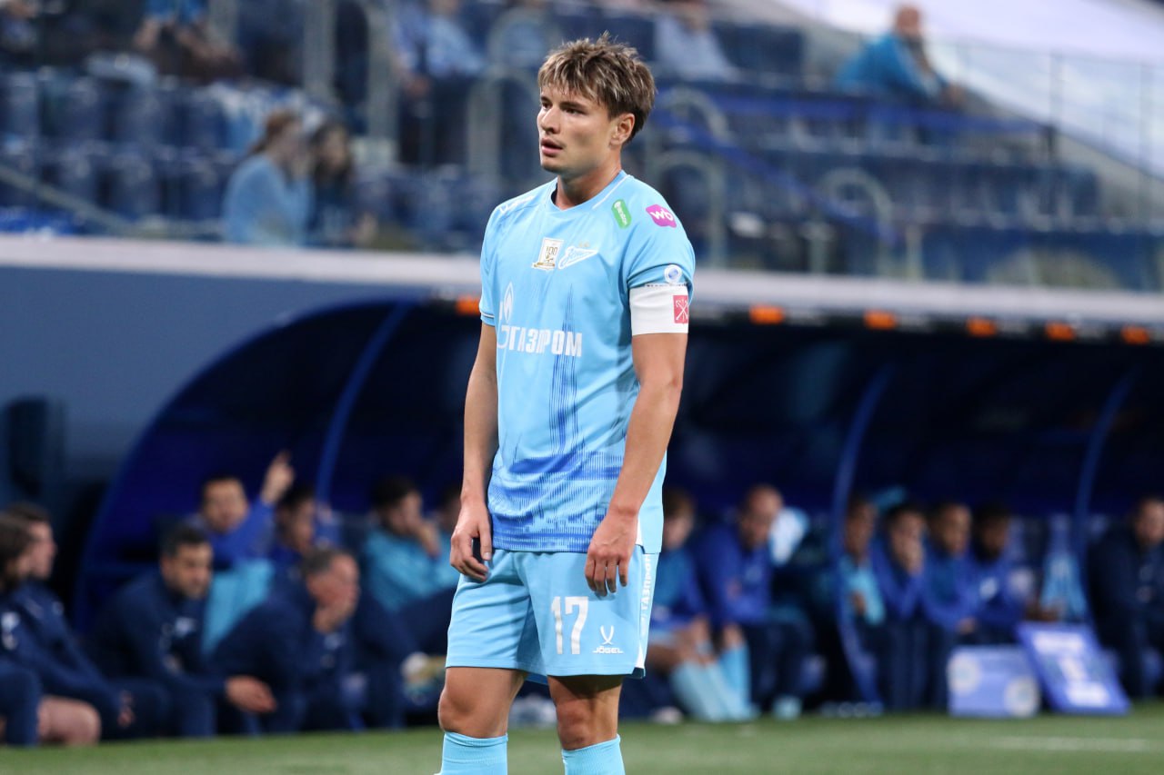 Андрей Мостовой стал обладателем премии Джентльмен года Полузащитник Зенита и сборной России Андрей Мостовой стал обладателем футбольной премии Джентльмен года которую вручает Комсомольская правда за безупречное поведение на поле отношение к партнерам болельщикам и журналистам Мостовой выиграл голосование болельщиков а в голосовании экспертного жюри опередил вратаря Краснодара Станислава Агкацева и нападающего махачкалинского Динамо Гамида Агаларова В этом году из претендентов на награду исключили капитана Краснодара Эдуарда Сперцяна которого обвинил в расизме игрок Ахмата Усман Ндонг При этом организаторы премии не нашли оснований для таких мер к Мостовому который в мае во время Матча легенд к столетию Зенита вместе с болельщиками скандировал оскорбительную кричалку про Спартак и потом извинился Мостового 23 октября пытались похитить в Санкт Петербурге но он отбился от нападавших Global Look Press Подписаться на РБК Спорт