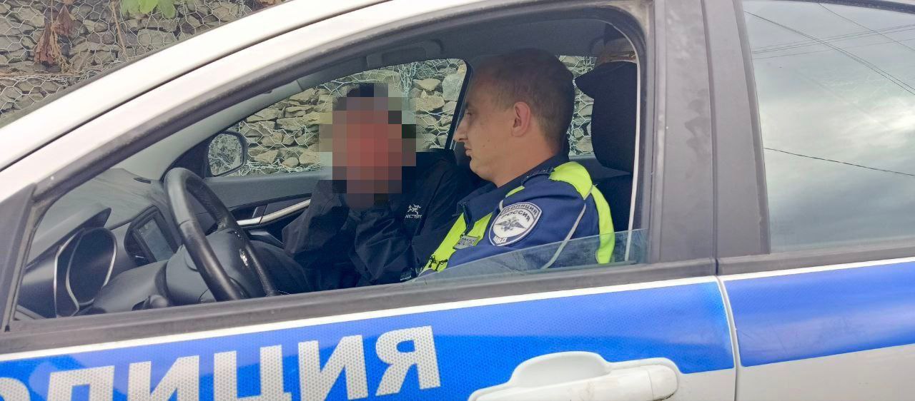 Очередной несовершеннолетний  питбайкер задержан в Холмске на дороге общего пользования.    ‍ 15 июля во время несения службы по обеспечению безопасности дорожного движения в районе дома 50, по улице Школьной, города Холмска, был остановлен несовершеннолетний, в возрасте 14 лет, который передвигался на питбайке, марки "Шармакс Спорт Маями» по дороге общего пользования, соответственно, не имеющий права управления транспортным средством.    Питбайк был куплен несовершеннолетнему его матерью.     На место задержания был вызван законный представитель несовершеннолетнего, в отношении которого был составлен административный материал по ч. 3 ст.12.7 КоАП РФ.  Передача управления транспортным средством лицу, заведомо не имеющему права управления транспортным средством - влечет наложение административного штрафа в размере тридцати тысяч рублей      Кроме того, материалы направлены в Подразделение по делам несовершеннолетних, для рассмотрения вопроса о привлечении законного представителя к административной ответственности по ч. 1 ст. 5.35 КоАП РФ.   ‼ Уважаемые родители!  Питбайк — не игрушка, а спортивная техника, которая  не предназначена для дорог общего пользования. Выезжая на дорогу, ваши дети нарушают закон, рискуют жизнью и провоцируют ДТП.   Если случится трагедия с вашими детьми, это будет не просто «несчастный случай» – это последствие БЕСПЕЧНОСТИ!!!