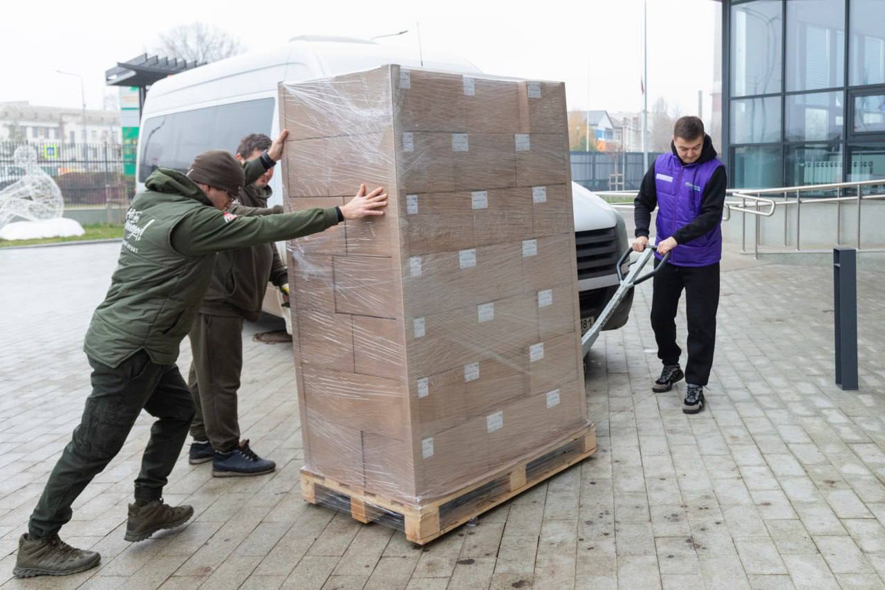 Из Москвы, прямо с Кремлевской елки, прибыли новогодние подарки для маленьких жителей Луганской Народной Республики.  В канун Нового года такие сладкие наборы получат 10 тысяч ребят из семи регионов России, где из-за циничных обстрелов со стороны противника сохраняется напряженная обстановка. И в том числе – тысяча детей из нашей республики. Это прежде всего ребята из семей погибших и пропавших без вести героев СВО, ветеранов боевых действий, а также дети, которые живут на прифронтовых территориях и хорошо знают, что такое война.   Символично, что наборы конфет оформлены в виде Щелкунчика, героя одной из самых любимых в России новогодних сказок. Очень хочется, чтобы Кремлевский Щелкунчик подарил нашим детям радостное праздничное настроение и веру в то, что Новый год обязательно будет счастливым.