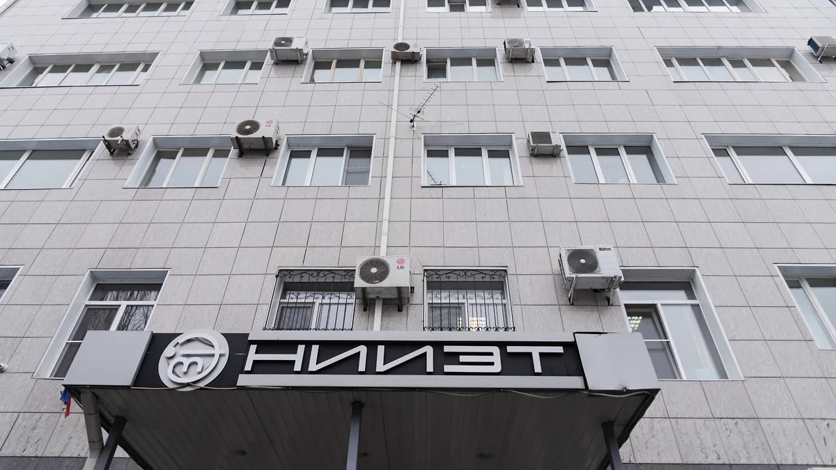 «Элемент» вложит 4,4 млрд руб. в производство транзисторов Совместное предприятие «Ростеха» и АФК «Система» — ГК «Элемент» — планирует инвестировать 4,4 млрд руб. в производство силовых транзисторов на нитриде галлия. Проект хотят реализовать на площадке воронежской структуры группы — АО «Научно-исследовательский институт электронной техники». Об этом «Ъ» сообщили представители «Элемента». Фото: Олег Харсеев/Коммерсантъ Подписывайтесь на «Ъ-Черноземье»