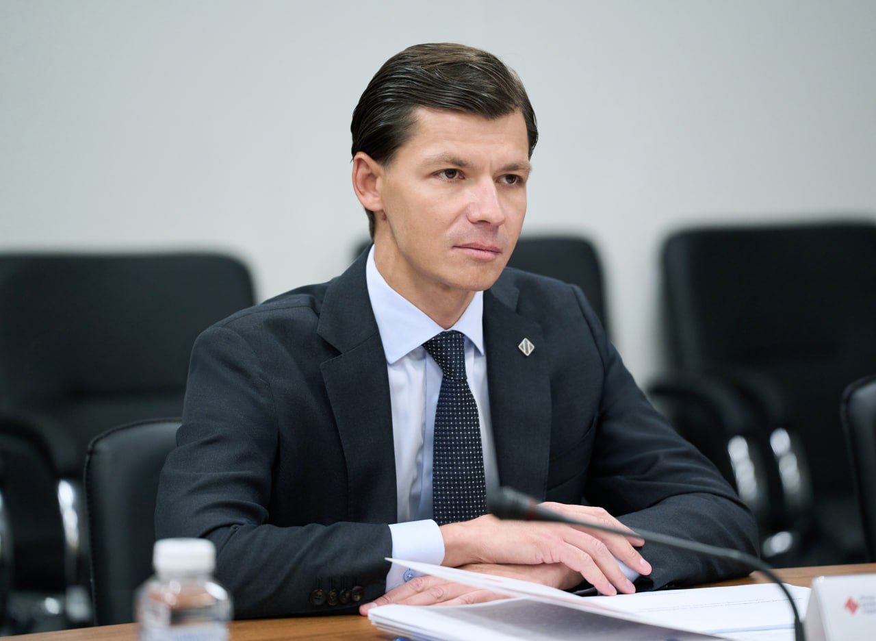 Василий Купызин провел встречу с губернатором Саратовской области Романом Бусаргиным    На повестке - реализация инфраструктурных проектов в регионе.  Саратовская область активно использует механизмы развития территорий, оператором которых выступает Фонд.   Развиваются территории бывшего аэропорта и Столыпинского индустриального парка за счет инфраструктурных кредитов.  Обновлен автопарк - закуплено 82 современных автобуса за счет СКК.  Из аварийного жилья переехали более 23 тыс. человек.  С начала года отремонтировали 75 многоквартирных домов.  Восстановлены права 6,7 тыс. пострадавших дольщиков.  На сегодня в Саратовской области нет долгостроев.  Гендиректор ФРТ Василий Купызин:  Саратовская область демонстрирует эффективное использование инструментов поддержки, предлагаемых Правительством РФ. Регион показывает системный подход к решению инфраструктурных задач. Здесь успешно реализуются проекты в жилищной сфере, модернизируются коммунальные системы, создаются комфортные условия для жизни людей.   #важное  Следите за новостями Фонда развития территорий