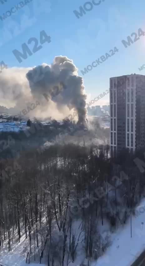 Пожар в районе Путилково: горят частные дома у ЖК Митинский лес