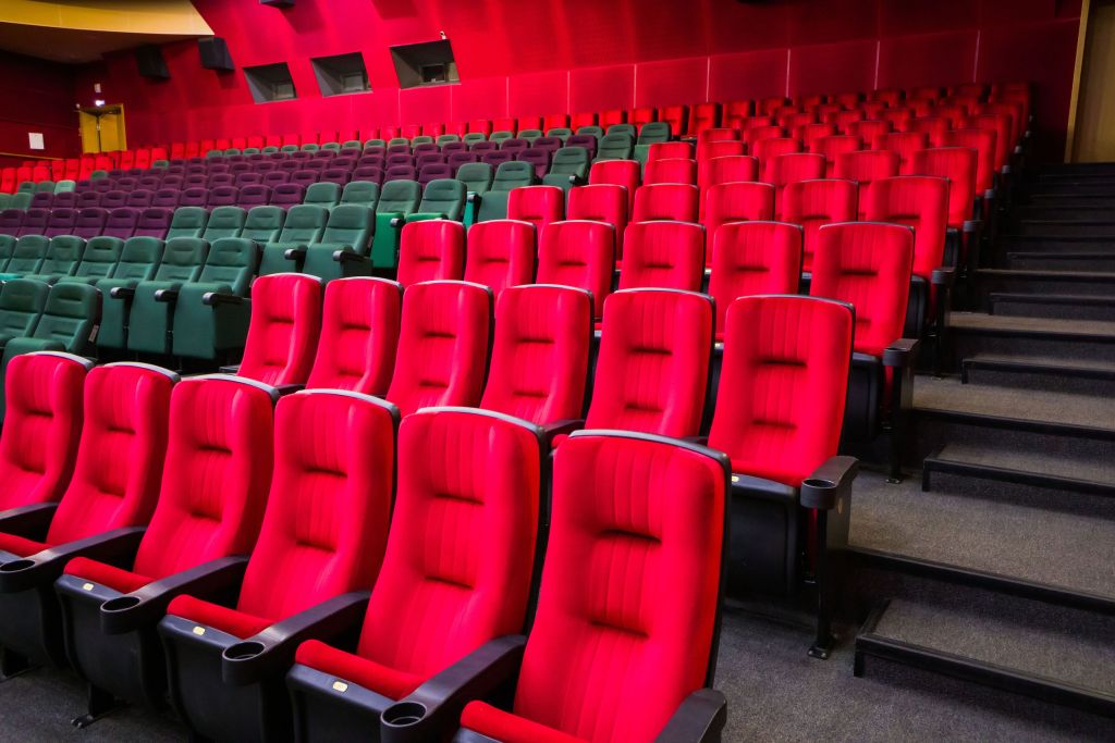 Челябинск третьим в стране показал фильм Вальс со смертью Челябинцы увидели фильм Вальс со смертью третьими а России В его основу легла реальная история юной балерины оказавшейся в немецком концлагере во время Второй мировой войны Фильм создан творческой группой омского 12 го канала При поддержке Президентского фонда культурных инициатив вместе с Волонтерами Победы группа изучила архивы УФСБ по Омской области и за 40 дней отсняла фильм для которого даже отстроили концлагерь Актерами в картине стали артисты омских театров а к локациям помимо Омска присоединились Калининград и его окрестности Помимо истории выживания в нечеловеческих условиях фильм также повествует о заключенных во время жестокого марша смерти Реальное историческое событие в ходе которого погибла половина заключенных их эвакуация начавшаяся в январе 1945 года Всего на реализацию фильма ушло около полугода Группе приходилось столкнуться не только с работой по 12 часов в день и съемками эпизодов в температуру всего два градуса Некоторые этапы приходилось согласовывать и реализовывать вместе с кинокомиссией Калининграда Была большая процедура согласования через ФСО и так далее Но тем не менее нам удалось это сделать Очень здорово когда приезжаешь в регион где есть кинокомиссия и в режиме одного окна тебе помогают и с административными вопросами и с локациями и так далее уточнил гендиректор АО Омские медиа Артем Серов Первым фильм увидели в Монголии В Челябинске показ организовал медиахолдингом Первый областной Историю жители встретили тепло и не без слез на глазах Один из зрителей участник СВО пришедший с дочерью на премьеру поблагодарил творческую группу за фильм и предложил идею снять фильм о специальной военной операции Идею поддержала и высоко оценившая Вальс со смертью первый заместитель министра культуры Челябинской области член кинокомиссии Челябинской области Ирина Анфалова Шишкина Подписаться на vecherchel   Поддержать Читать в Мах