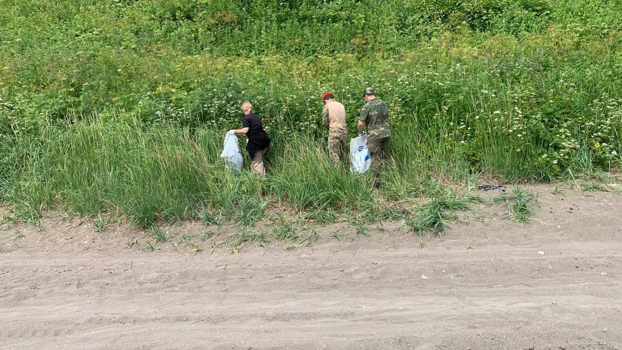 В Корсаковском районе прошла экологическая акция На побережье в районе школьного распадка состоялся субботник в рамках всероссийской акции «Вода России». Силами юнармейцев и предпринимателей было собрано 6 мешков мусора. Инициатором уборки выступила одна из представительниц бизнес-сообщества во время недавнего заседания инвестиционного совета. Такое сотрудничество показывает, что забота об экологии — это общее дело, где каждый может внести свой вклад. Отдельная благодарность всем участникам — ваша активность делает наш округ чище и уютнее!