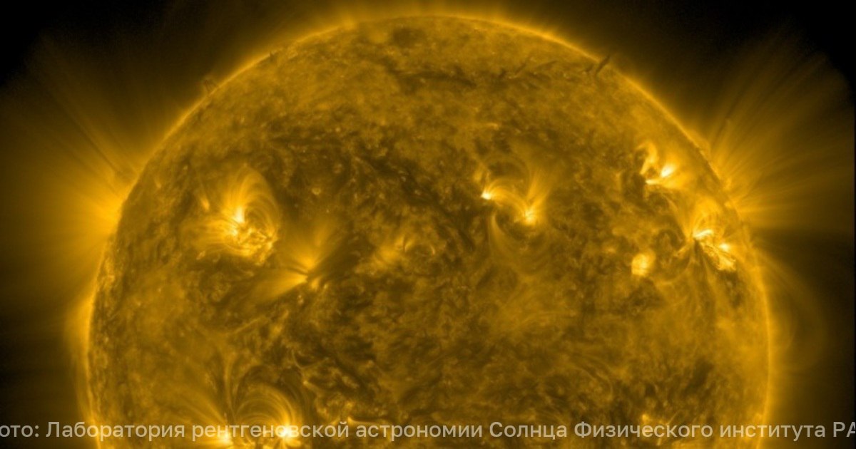 На Земле началась магнитная буря планетарного масштаба На Земле началась очень сильная магнитная буря Учёные оценили интенсивность космической непогоды в 4 66 балла из 5 возможных Об этом сообщили в Лаборатории рентгеновской астрономии Солнца Физического института РАН В окрестностях Земли регистрируются исключительно высокие плотность и температура плазмы превышающие обычные в десятки раз а также очень большие значения индукции магнитного поля находящиеся на уровне исторических пиков отметили эксперты Часть оборудования находящегося на околоземной орбите и отслеживающего изменения либо вышла из строя либо работает с искажениями В течение суток специалисты ожидают приход ещё большей волны солнечной плазмы от самой мощной в 2025 году вспышки на звезде По прогнозам пик придётся на вечер среды и начнёт немного ослабевать только к середине четверга