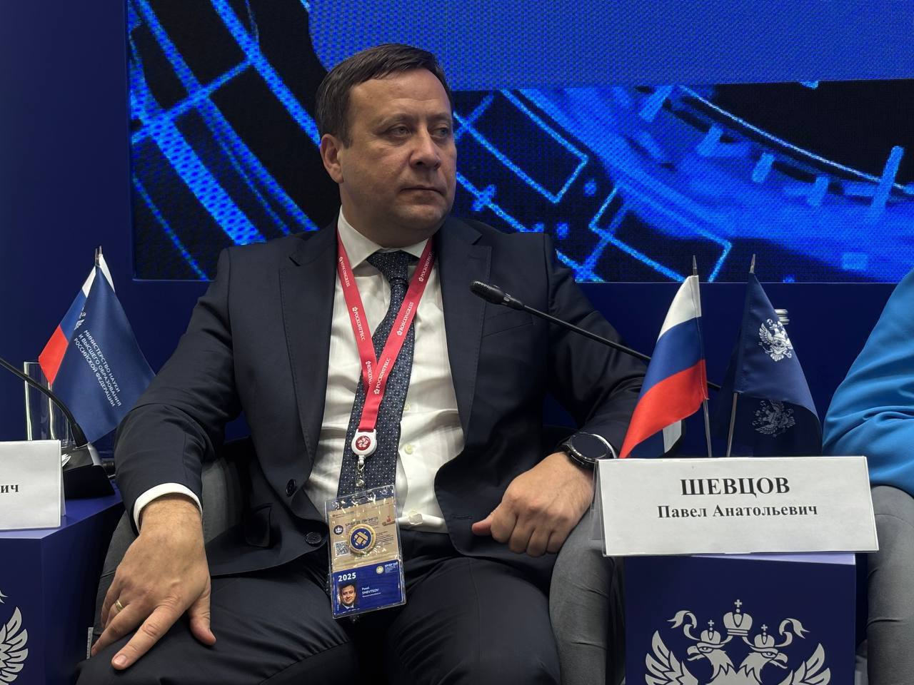 Задача Россотрудничества — мотивировать людей изучать русский язык «В первую очередь мы должны мотивировать человека учить русский язык», — подчеркнул заместитель руководителя Россотрудничества Павел Анатольевич Шевцов. «Русский язык — это один из инструментов для построения успешного будущего. Появляется очень много позитивной информации о России, несмотря на огромный объем фейков. Люди понимают, что с нами можно развивать как образовательные проекты, так и культурные, научные, создавать новые экономические отношения», — добавил Шевцов. Павел Анатольевич отметил, что русский язык учат в Русских домах, где работают курсы русского языка, а для абитуриентов открывают подготовительные факультеты. В Замбии, Танзании и Эфиопии с 2023 года курсы русского языка для абитуриентов ведут преподаватели российских вузов. В текущем году Агентством запланировано проведение проекта «Российская инженерная школа». Особое внимание уделяется выявлению, поддержке и развитию способностей и талантов детей и молодежи. Планируется дооснащение центров оборудованием для внедрения образовательных треков по информатике, физике, электротехнике и робототехнике для детей и подростков, а также направление российских преподавателей для организации работы в данной области. В целом, в проекте будет задействовано около 4000 участников, в центры дополнительного образования в странах будет поставлено около 450 единиц учебного оборудования для осуществления мероприятий в рамках Российской инженерной школы. Кроме того, в России будут подготовлены преподаватели, которые отправятся в страны, где и будут проводить образовательный интенсив для любителей робототехники, марафон и фестиваль науки, а также серию профориентационных мероприятий в течение 4 месяцев в каждом центре дополнительного образования Россотрудничества. В рамках дискуссии обсудили, что знание русского языка и коммуникативные навыки играют важную роль при трудоустройстве, а также необходимость погружать в русскую языковую среду, начиная со школьного возраста, продолжать проводить Недели науки, робототехники, культуры и другие мероприятия, знакомящие ребят с Россией. #Россотрудничество #Rossotrudnichestvo #РусскийДом #RussianHouse #ПМЭФ #РусскийЯзык