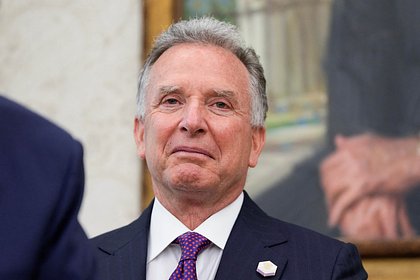 Уиткофф назвал нелепой идею разрешить украинский конфликт без переговоров с Путиным  Спецпосланник президента США Стив Уиткофф заявил, что урегулировать конфликт на Украине без прямых переговоров с Москвой невозможно. В интервью изданию Breitbart он подчеркнул, что считать переговоры с российским лидером Владимиром Путиным недопустимыми  «нелепо». По мнению Уиткоффа, диалог между Вашингтоном и Кремлем необходим, если США действительно стремятся к достижению соглашения. «Если мы не будем с ним [Владимиром Путиным] разговаривать, как мы вообще сможем добиться решения?» — задался он вопросом. 25 апреля в Кремле прошли трехчасовые переговоры между Путиным и Уиткоффом. По словам участников, встреча была конструктивной и помогла сблизить позиции России и США по украинскому вопросу и другим международным темам. Обсуждалась возможность прямых контактов Москвы и Киева.