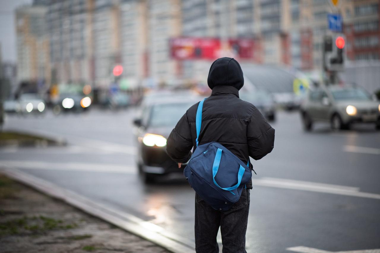 Новые правила соцстрахования и пенсий что меняется для работников и компаний Правительство утвердило новые правила соцстрахования и пенсий Теперь работодатели могут сдавать форму ПУ 2 на день позже а ФСЗН сам заполнит данные о приеме и увольнении если взносы не платили Самозанятые смогут формировать отчетность самостоятельно а желающие платить взносы добровольно зарегистрироваться онлайн Также расширен список случаев для пособий по уходу за инвалидами и упрощен расчет больничных для самозанятых читайте об этом здесь