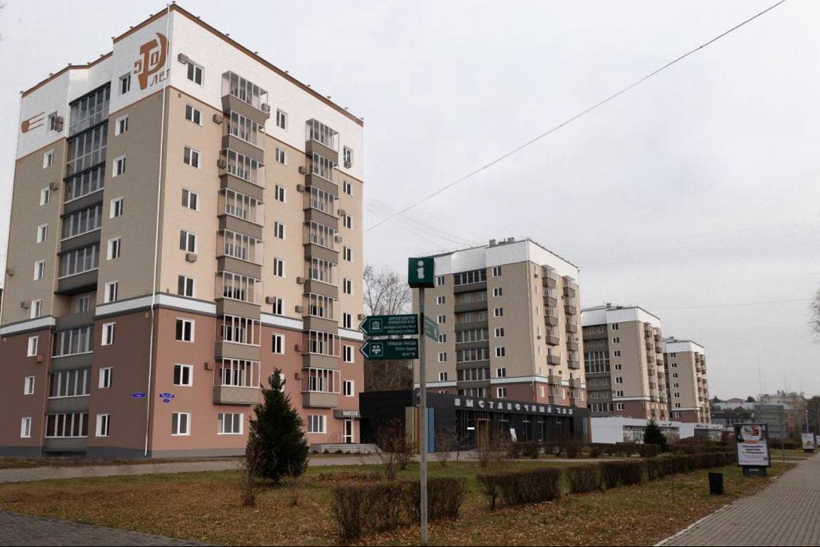  Многоквартирному дому в центре Благовещенска при обновлении фасада оставят советские серп и молот Здесь обновят фасадную отделку и входные группы, установят декоративные корзины для кондиционеров. Работы выполнят с учетом городского дизайн-кода. Особое внимание будет уделено сохранению элементов, имеющих историческую ценность. В частности, на фасаде дома останется символ советской эпохи — серп и молот, который является важной частью архитектурного стиля этого здания. Кроме того, обновят фасады на Ленина, 113; Калинина, 88 / ул. Ломоносова, 261; Театральной, 1; Комсомольской, 2. Архитектурную подсветку в этом году установят на многоквартирных домах на Ленина, 213; Горького, 64; Чайковского, 79. Как вам задуманное обновление /