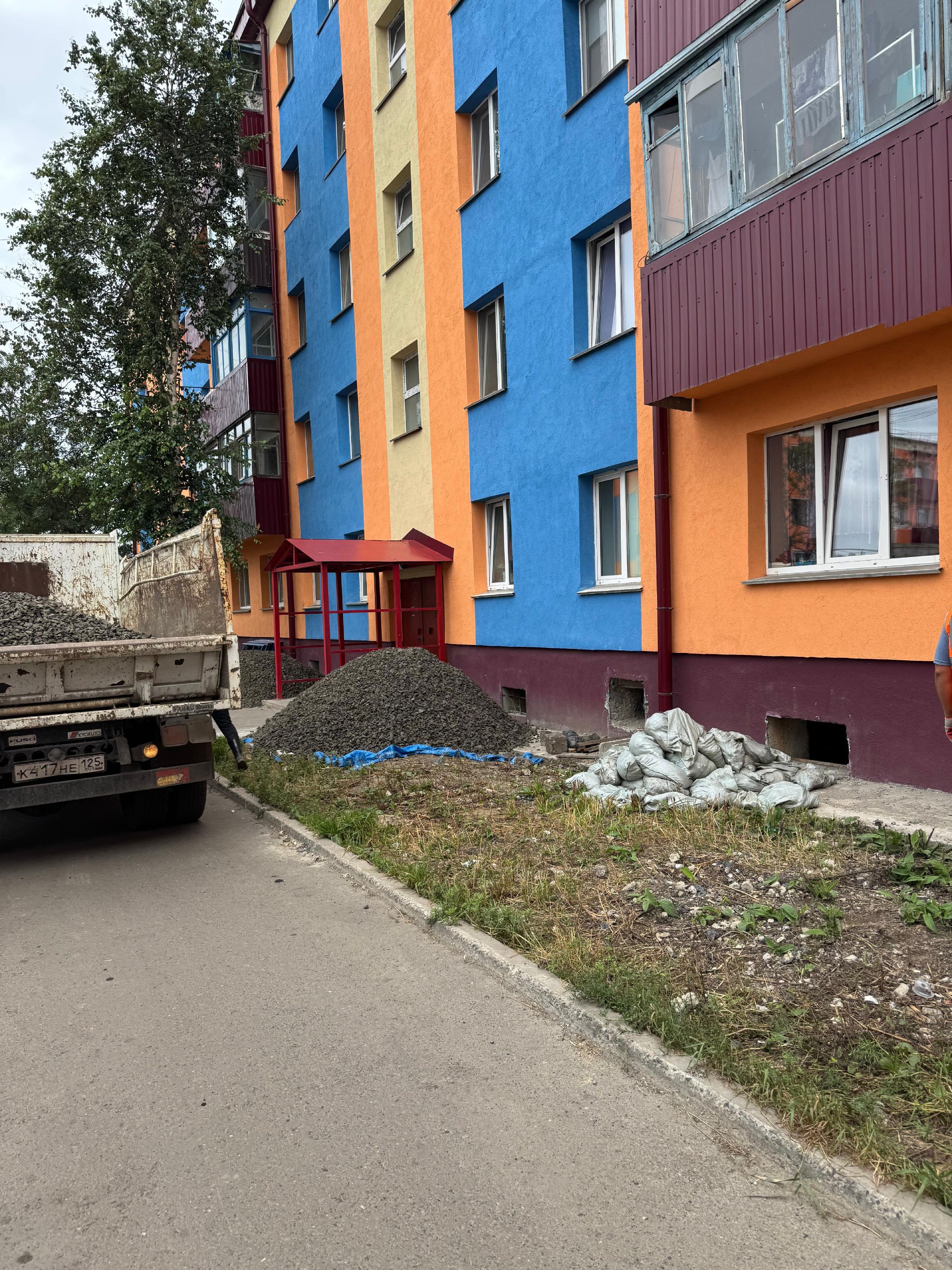Подвальные помещения дома 24 по улице Мира в Шахтерске обследовали специалисты министерства ЖКХ совместно с представителями государственной жилищной инспекции Сахалинской области и районной администрации.  Такое поручение было дано губернатором Сахалинской области Валерием Лимаренко по итогам рабочей поездки в Углегорский район в связи с поступившей информацией о периодическом подтоплении подвала канализационными стоками.  На момент проверки подтопление не обнаружено. Однако в рамках профилактики в подвале третьего подъезда  где ранее возникала проблема  до конца августа будет выполнена замена канализационных выпусков – именно их специалисты считают вероятной причиной неполадок.  Кроме того, в данный момент в подвальных помещениях проводится капитальный ремонт, что позволит дополнительно улучшить состояние помещений.