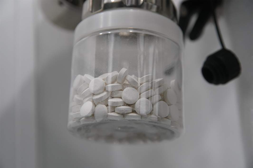 Дефицит препаратов для лечения хронической болезни почек затронул Рязанскую область На перебои жалуются в 10 регионах Не хватает лекарств Парсабив Эральфон Мирцера Кетостерил Все они восполняют функцию почек и являются жизненно необходимыми Теоретически трудности могли возникнуть из за нехватки финансирования изменения логистики Но основной причиной стало некорректное планирование закупок медикаментов в регионах В минздраве могли не учесть потребности всех пациентов или реальный расход препаратов Ранее в области периодически возникал дефицит лекарств для диабетиков онкопациентов астматиков Ситуацию выправляли Видимо это были точечные решения Жалобы на нехватку препаратов по другим заболеваниям показывают что систему нужно менять комплексно