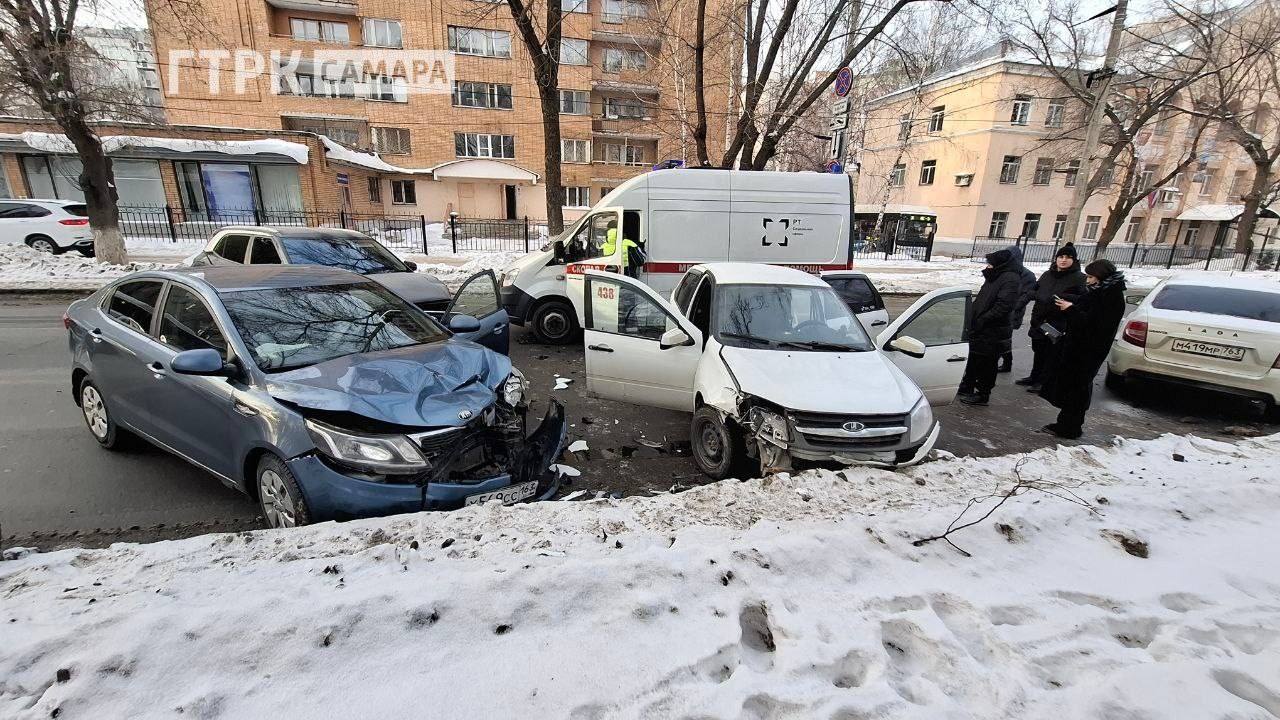 Массовое ДТП на Советской Армии На перекрестке улиц Советской Армии и Тихвинской произошло массовое дорожно транспортное происшествие По предварительным данным очевидцев столкновение четырех автомобилей привело к значительному затруднению движения в районе Подробности происшествия уточняются Владимир Гунько ГТРК Самара MAX lВК lОК lСАЙТ