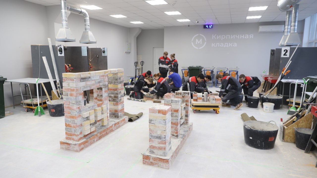Участники 43 й Конференции Южно Российской Парламентской Ассоциации поддержали предложение Волгоградской областной Думы по закреплению в нормативных правовых актах определенной доли региональных образовательных организаций для реализации учебных программ в очном формате Как пояснил председатель парламентского комитета по промышленной политике топливно энергетическому комплексу развитию потребительского рынка труду и занятости Владимир Ефимов это расширит возможности реализации нацпроекта Кадры по формированию кадрового потенциала для ключевых отраслей экономики Представители рабочих профессий не всегда имеют возможность получить прикладную специальность в учебном учреждении своего региона в очном формате Соответственно гражданам приходится либо получать необходимое образование в другом субъекте либо вовсе отказываться от учебы что в сегодняшних условиях недопустимо Для решения задач по укреплению и пополнению кадрового потенциала которые ставит перед нами руководство страны и региона считаем целесообразным расширить перечень региональных образовательных организаций которые бы могли претендовать на получение грантовой поддержки для участия в федеральном проекте Активные меры содействия занятости и осуществлять обучение в очном формате отметил Владимир Ефимов Подписаться