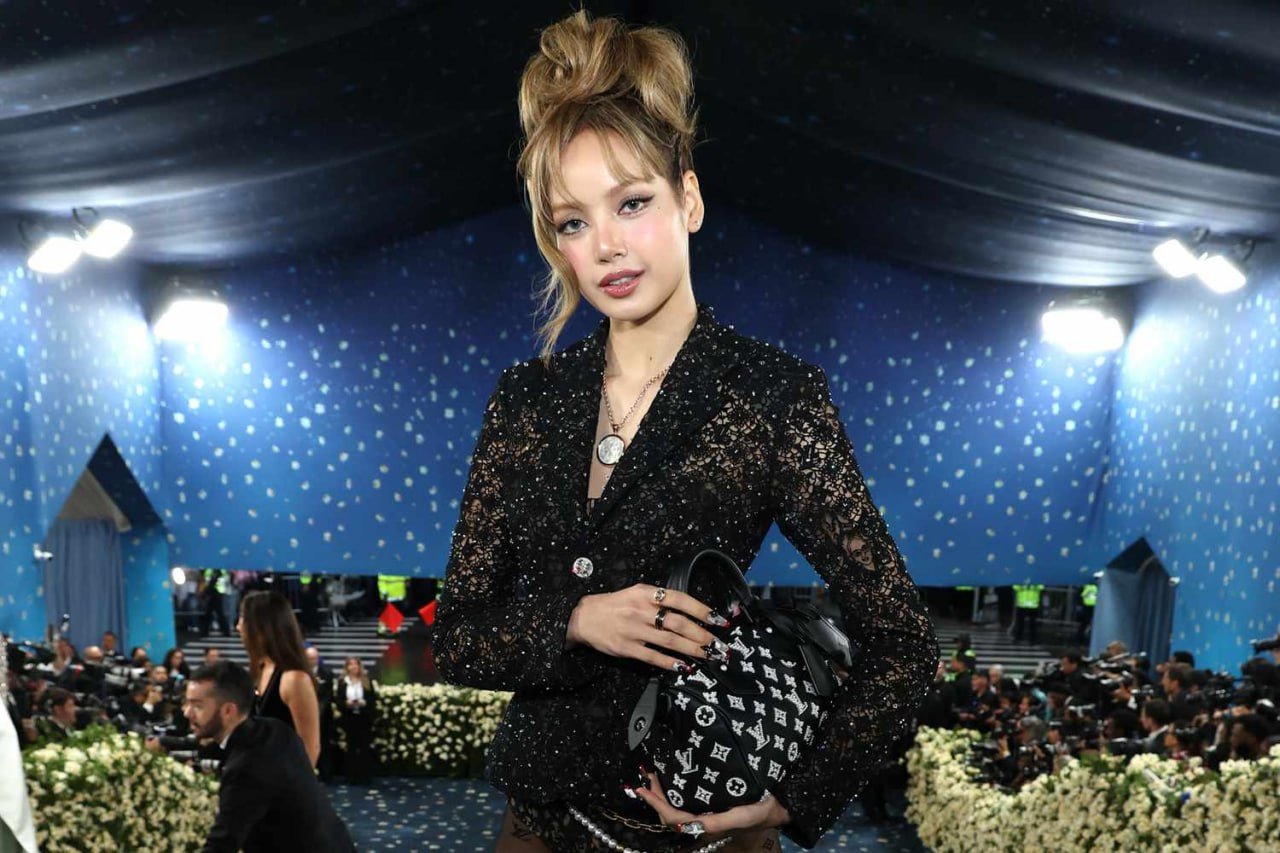 Новые разъяснения о скандальном наряде Лисы из BLACKPINK на Met Gala 2025 После бурных обсуждений модный дом Louis Vuitton опубликовал развернутые разъяснения в авторитетных изданиях, чтобы закрыть споры вокруг образа Лисы. Представитель художника Генри Тейлора, чьи работы украшали наряд, заявил изданию Vulture, что все лица на кружеве — родственники, друзья и соседи Тейлора из его личных картин. Ни Розы Паркс, ни других исторических личностей там нет. Художник тесно сотрудничает с креативным директором Louis Vuitton Фарреллом Уильямсом — именно он создал портрет дизайнера для майского номера Vogue. Оказалось, что Уильямс лично привлек Тейлора к созданию образа для Лисы, считая его «гением современного искусства». Все знаменитости, представлявшие LV на Met Gala, были одеты согласно единой художественной концепции под руководством Уильямса, о чём напомнил GQ в своих соцсетях. Эти заявления полностью меняют восприятие ситуации. Теперь ясно, что наряд Лисы — не случайная провокация, а продуманная часть масштабного творческого проекта Louis Vuitton, где каждая деталь имела глубокий смысл. K theGirl