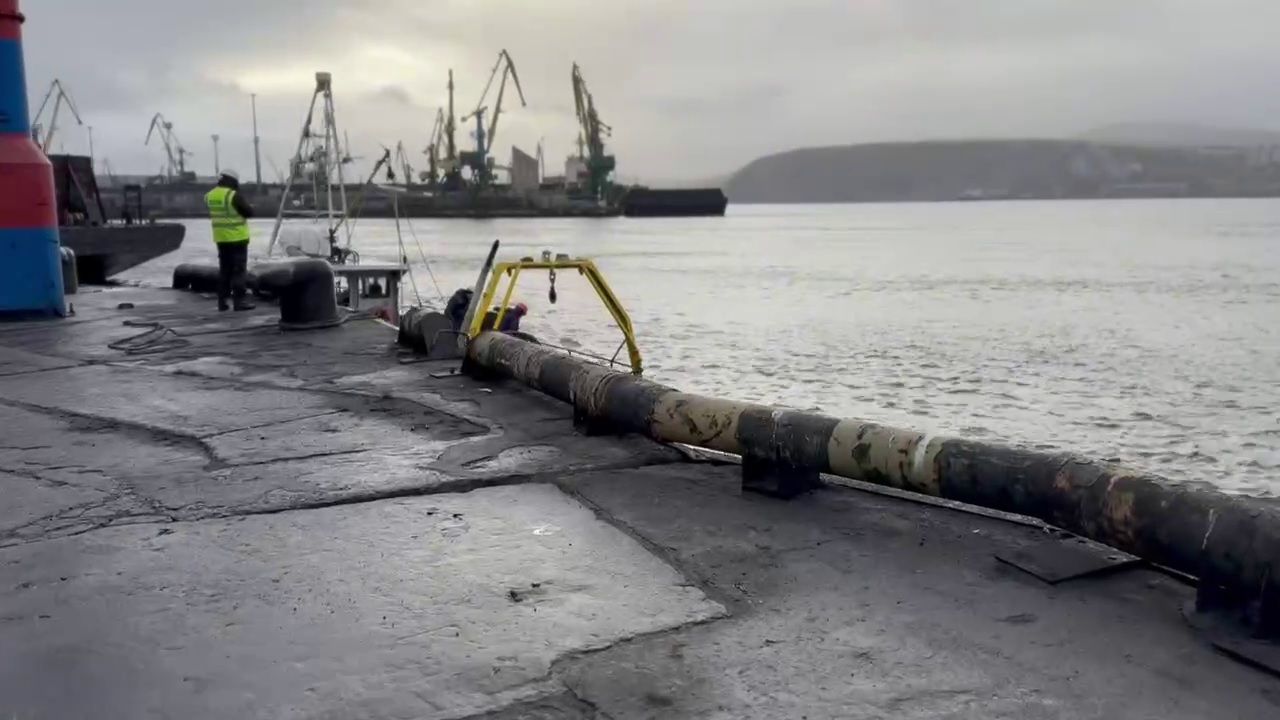Вести Мурман Учения в ММТП показали высокую готовность персонала к чрезвычайным ситуациям В акватории Мурманского морского торгового порта прошли учения по ликвидации разлива нефтепродуктов В ходе тренировки сотрудники предприятия устраняли условный розлив дизельного топлива у причала 15 который Персонал отработал весь сценарий от сбора комиссии по чрезвычайным ситуациям до защиты сорбентами сбора нефтепродуктов и их дальнейшей утилизации Все самые важные новости Telegram MAX