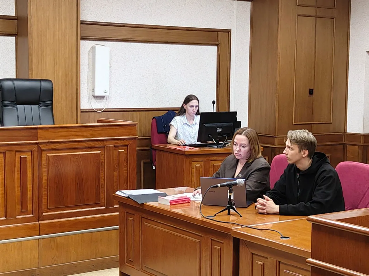 В Екатеринбурге начали судить 19 летнего жителя Верхней Пышмы за пост с окровавленным Сталиным По версии следствия обвиняемый Станислав Кайгородов опубликовал пост в телеграм канале РВЧ в котором была картинка с Иосифом Сталиным на фоне пятиконечной звезды в руках у него топор а на теле окровавленная рубашка В посте Кайгородов написал что с победой СССР во Второй Мировой войне победил и строй диктатуры и репрессий а страны погрязли в идее мультикультурализма и дешевой толерантности Кайгородова обвинили в реабилитации нацизма Сегодня Свердловский областной суд начал рассматривать уголовное дело Молодому человеку грозит до пяти лет лишения свободы Подробнее по ссылке tinyurl com 3zjewszm It s My City