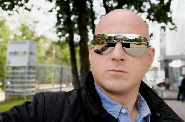 Погиб бывший екатеринбургский журналист Антон Дербенев погиб Информацию об этом ЕАН подтвердил его знакомый Евгений. По его словам, Антон Дербенев разбился насмерть в ДТП в Донецке. Напомним, Дербенев в 2010-х годах работал журналистом, затем стал общественником. В 2018 году он баллотировался в мэры Екатеринбурга. Но депутаты гордумы сделали выбор в пользу Александра Высокинского. В следующем году он стал известен на всю страну своим обещанием «дать леща» телеведущему Владимиру Соловьеву. Впрочем, все закончилось мирно — стороны встретились за чашкой кофе. Фото: соцсети Антона Дербенева.