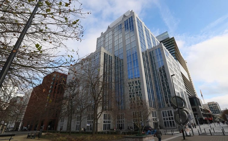 Французский банкир Оливье Юби попал под подозрение из за частых поездок в Россию на фоне переговоров об использовании замороженных российских активов для поддержки Киева Он летал в Москву 155 раз за последние десять лет следует из совместного расследования EUobserver бельгийского журнала Humo бельгийской газеты De Morgen Юби член совета директоров Mfex дочерней компании Euroclear По словам источников EUobserver он злоупотреблял своим положением пытаясь организовать встречи между главой Euroclear Валери Урбен и российской стороной Собеседники утверждают что банкир угрожал главе депозитария и еще одному представителю руководства Euroclear когда те отказались Фото Yves Herman Reuters РБК в Telegram и MAX