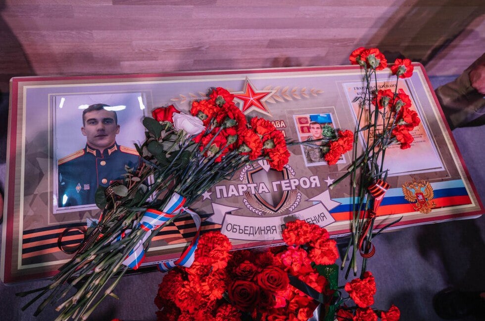 В Мариуполе открыли Парту Героя в память об уроженце Санкт-Петербурга ДАН: Написать нам , однако он принял решение добровольцем отправиться на СВО — и погиб. В Мариуполе парта Павла стала уже четвертой в учебных заведениях, увековечив его память как Героя. #Защитники Читать полностью