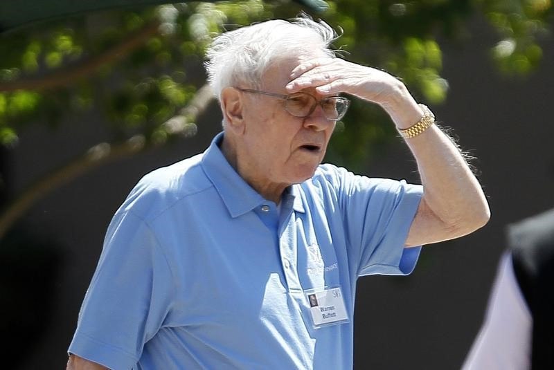 Операционная прибыль Berkshire Hathaway после ухода Баффета упала на 4%    Компания предупредила о рисках из-за высоких тарифов Трампа.   Запас наличности остался высоким — $344,1 млрд.   11-й квартал подряд Berkshire нетто-продаёт акции на $4,5 млрд и не выкупает свои бумаги.  #BerkshireHathaway #Buffett #финансы #рынки #инвестиции #экономика