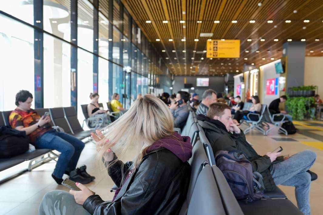 Потенциальных дебоширов планируют выявлять еще до посадки в самолет Соответствующие рекомендации транспортной полиции Росавиация направила руководителям авиапредприятий Главное управление на транспорте МВД РФ рекомендовало сотрудникам авиакомпаний обращать внимание на неадекватных и нетрезвых пассажиров в залах ожидания до посадки в самолёт и принимать профилактические меры В министерстве внутренних дел отметили что одной из причин неадекватного поведения остаётся продажа алкоголя в аэропортах а также на борту лайнеров Подписаться на PRO transport